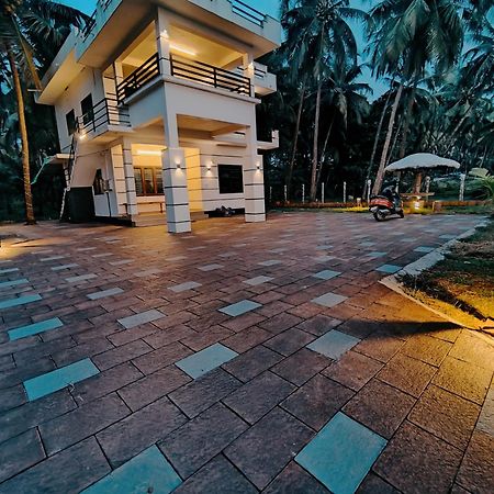 Corniche Beach Resort Mulappilangad Room photo